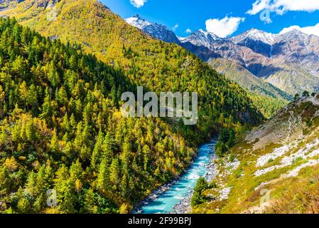 Ruhige Landschaft des Baspa-Flusstals in der Nähe des Dorfes Chitkul im Kinnaur-Distrikt von Himachal Pradesh, Indien. Es ist das letzte bewohnte Dorf in der Nähe der Stockfoto