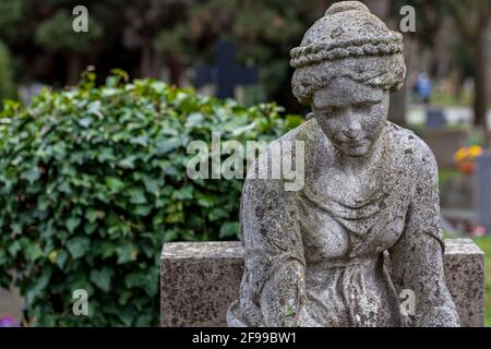 Statue einer melantigen Frau auf einem Friedhof Stockfoto