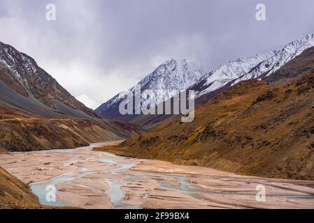 Landschaft des Tales des Chandra Flusses, der mit dem bhaga Fluss zusammenfließt, um Chenab Fluss in Lahaul& Spiti zu bilden. Spiti ist ein kaltwüstenes Bergtal Stockfoto