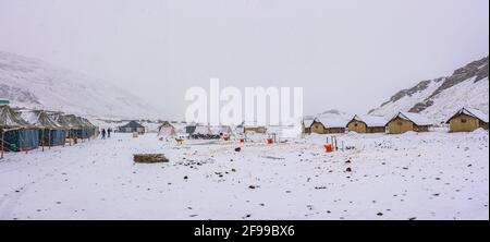 Dies ist der Blick auf Chandrataal Camp nach Schneefall. Chandratal oder Lake of the Moon ist ein See in großer Höhe, der sich auf 4300 m im Himalaya von Spiti VA befindet Stockfoto