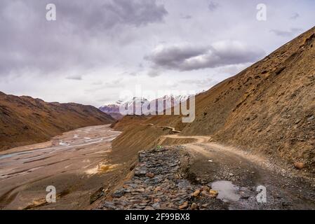 Landschaft des Tales des Chandra Flusses, der mit dem bhaga Fluss zusammenfließt, um Chenab Fluss in Lahaul& Spiti zu bilden. Spiti ist ein kaltwüstenes Bergtal Stockfoto