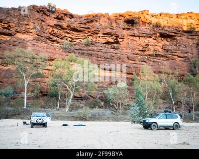 Camping im Geländewagen entlang des trockenen Bettes des unteren Ellery Creek in der Nähe der Finke Gorge. Northern Territory Stockfoto