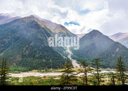 Landschaft des Baspa-Flusstals in der Nähe des Sangla-Dorfes im Kinnaur-Distrikt Himachal Pradesh, Indien. Es ist bei Touristen für den malerischen Fluss va berühmt Stockfoto