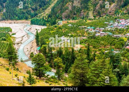 Landschaft des Baspa-Flusstals in der Nähe des Sangla-Dorfes im Kinnaur-Distrikt Himachal Pradesh, Indien. Es ist bei Touristen für den malerischen Fluss val berühmt Stockfoto