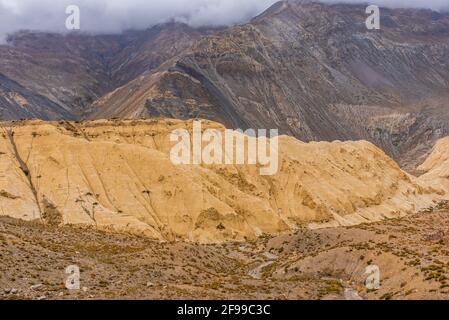 Die Wassererosion ist eine Wassererosion, die in der trockenen, kalten Wüstenlandschaft von Spiti aufgrund karger steiler Hänge und schwacher, nicht konsolidierter geologischer Oberfläche auffällt Stockfoto