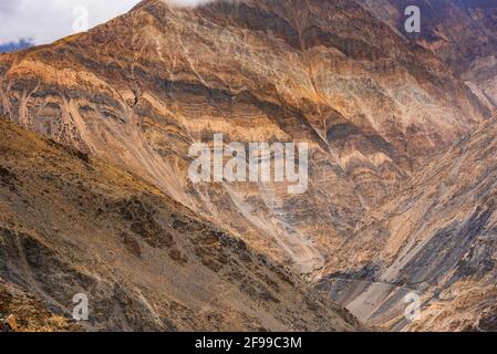 Gesteinsbandmuster der Schichtung in Sedimentgesteinen aufgrund von Veränderungen in der Struktur oder Zusammensetzung während der Ablagerung im Himalaya von Spiti . Sedime Stockfoto