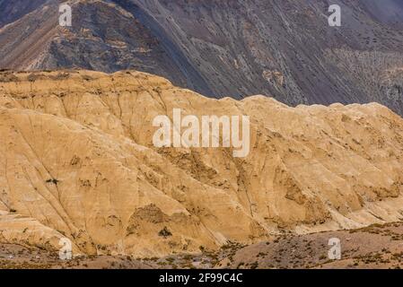 Die Wassererosion ist eine Wassererosion, die in der trockenen, kalten Wüstenlandschaft von Spiti aufgrund karger steiler Hänge und schwacher, nicht konsolidierter geologischer Oberfläche auffällt Stockfoto