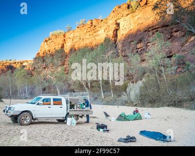 Camping im Geländewagen entlang des trockenen Bettes des unteren Ellery Creek in der Nähe der Finke Gorge. Northern Territory Stockfoto