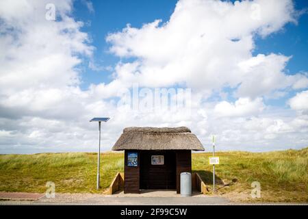 Eine strohgedeckte Bushaltestelle mit Solaranlage hinter der Düne, Sylt, Schleswig-Holstein, Deutschland Stockfoto