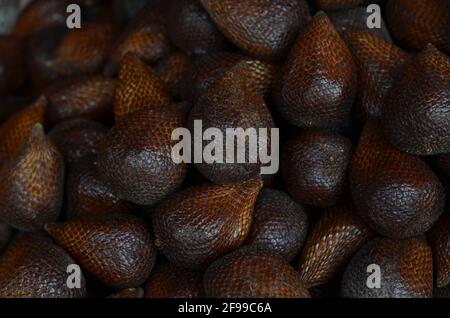 Eine Sammlung von reifen Zalacca-Früchten, die auf dem Markt zu sehen sind. Stockfoto