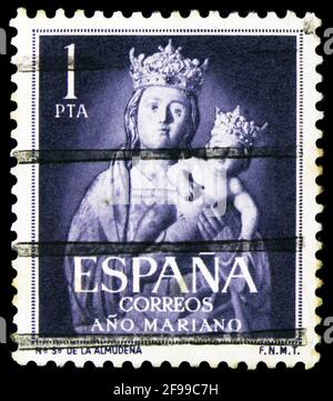 MOSKAU, RUSSLAND - 4. NOVEMBER 2019: Die in Spanien gedruckte Briefmarke zeigt die Muttergottes von Almudena, Madrid, Marian Year Serie, um 1954 Stockfoto