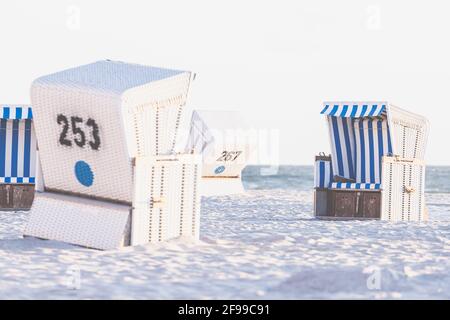 Sommer, Sonne, Strand und Meer, Liegestühle an der Nordsee. Stockfoto