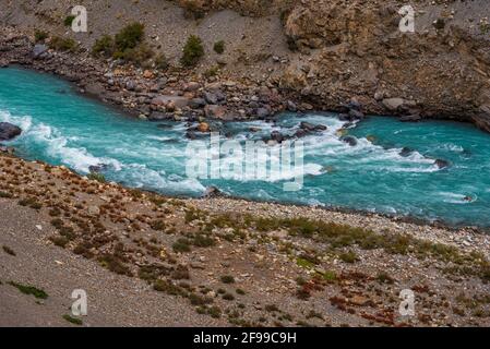 Türkisfarbenes Wasser des spiti Flusses aufgrund der Anwesenheit von Hohe Konzentrationen von gelöstem Kalk aus Gesteinen vergletschter Berge Im Himalaya von Himach Stockfoto