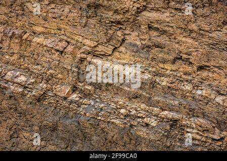 Gesteinsbandmuster der Schichtung in Sedimentgesteinen aufgrund von Veränderungen in der Struktur oder Zusammensetzung während der Ablagerung im Himalaya von Spiti . Sedime Stockfoto