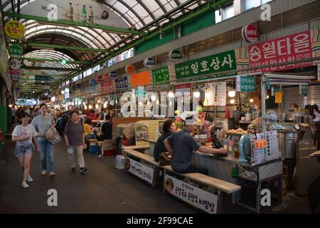 Street Food Stände oder Meokjagolmok ("Food Gasse") auf dem riesigen und historischen Gwangjang Markt in Jongno-gu, Seoul, Südkorea. Stockfoto