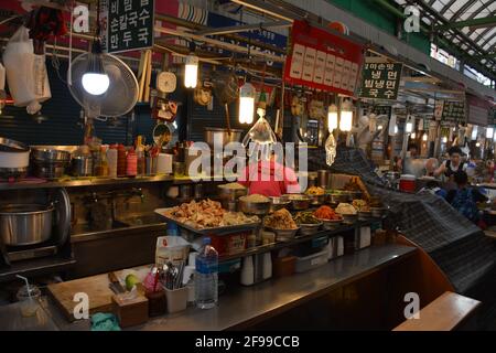 Street Food Stände oder Meokjagolmok ("Food Gasse") auf dem riesigen und historischen Gwangjang Markt in Jongno-gu, Seoul, Südkorea. Stockfoto