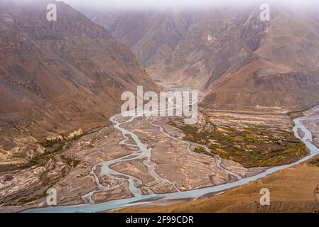 Blick auf den Zusammenfluss von Spiti und Pin Fluss, der eine geflochtene Landschaft vom Dhankar Kloster oder Gompa in der Nähe von Kaza Stadt Lahaul Spiti, Indien bildet. Stockfoto