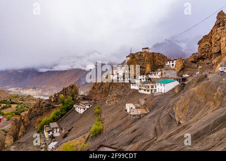 Dhankar Gompa ist ein buddhistischer Tempel, der auf einer Höhe erbaut wurde Sporn oder Klippe auf einer Höhe von 3894 m mit Blick auf den Zusammenfluss Von Spiti und Pin-Rinnen bei Dhankar Stockfoto