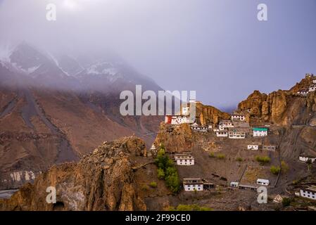 Dhankar Gompa ist ein buddhistischer Tempel, der auf einer Höhe erbaut wurde Sporn oder Klippe auf einer Höhe von 3894 m mit Blick auf den Zusammenfluss Von Spiti und Pin-Rinnen bei Dhankar Stockfoto