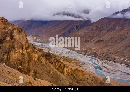 Wunderschöne Landschaft des Spiti-Flusstals vom Dhankar-Kloster in der Nähe der Stadt Kaza in der Region Lahaul Spiti im Himalaya in Himachal Pradesh, Indien. Stockfoto