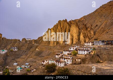 Dhankar Gompa ist ein buddhistischer Tempel, der auf einer Höhe erbaut wurde Sporn oder Klippe auf einer Höhe von 3894 m mit Blick auf den Zusammenfluss Von Spiti und Pin-Rinnen bei Dhankar Stockfoto