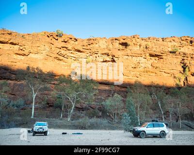 Camping im Geländewagen entlang des trockenen Bettes des unteren Ellery Creek in der Nähe der Finke Gorge. Northern Territory Stockfoto