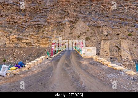 PIN Valley Bridge befindet sich etwas außerhalb der Stadt Kaza am spiti Fluss auf dem National Highway in Himachal Pradesh, Indien. Stockfoto