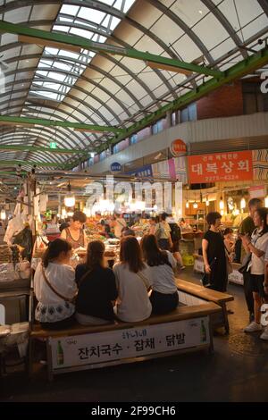 Street Food Stände oder Meokjagolmok ("Food Gasse") auf dem riesigen und historischen Gwangjang Markt in Jongno-gu, Seoul, Südkorea. Stockfoto