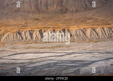 Die Erosionslandschaft in der kalten Wüste von Spiti ist aufgrund der kargen steilen Hänge und des schwachen, nicht konsolidierten geologischen Schlammgesteins prominent. Flußerosion auch vi Stockfoto