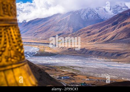 Landschaft aus geflochtenem Spiti-Flusstal und schneebedeckten Bergen Bei Sonnenaufgang vom Kloster Key oder Kee in der Nähe der Stadt Kaza Im Lahaul und Spiti Viertel Stockfoto