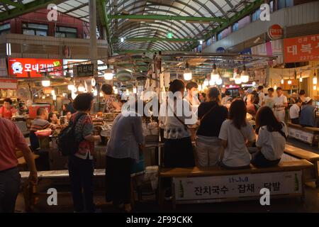 Street Food Stände oder Meokjagolmok ("Food Gasse") auf dem riesigen und historischen Gwangjang Markt in Jongno-gu, Seoul, Südkorea. Stockfoto