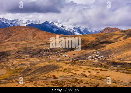 Vogelperspektive auf das Dorf Hikkim, berühmt für das höchste Postamt der Welt, das sich im kalten Wüstental von Spiti auf 4400 m höhe i befindet Stockfoto