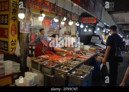 Street Food Stände oder Meokjagolmok ("Food Gasse") auf dem riesigen und historischen Gwangjang Markt in Jongno-gu, Seoul, Südkorea. Stockfoto