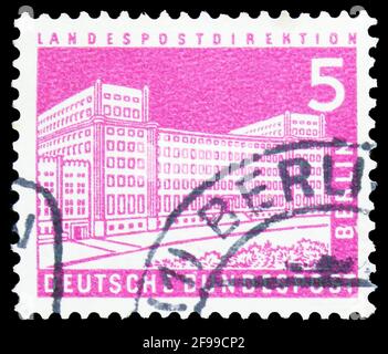 MOSKAU, RUSSLAND - 4. NOVEMBER 2019: Briefmarke gedruckt in Deutschland, Berlin, zeigt Berlin cityscapes Serie, um 1957 Stockfoto