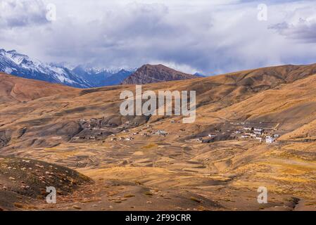 Vogelperspektive auf das Dorf Hikkim, berühmt für das höchste Postamt der Welt, das sich im kalten Wüstental von Spiti auf 4400 m höhe i befindet Stockfoto