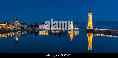 Hafeneinfahrt von Lindau am Bodensee bei Nacht Stockfoto