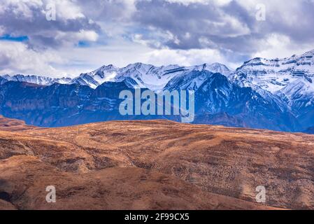 Panoramalandschaft des Spiti-Tals mit schneebedeckten Bergen Hintergrund in der Nähe von Hikkim und Langza Dorf Kaza Stadt in Lahaul und Spiti Stockfoto