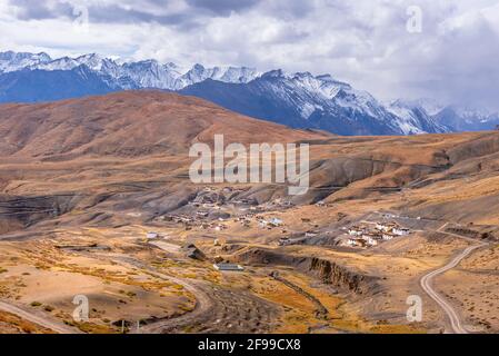 Vogelperspektive auf das Dorf Hikkim, berühmt für das höchste Postamt der Welt, das sich im kalten Wüstental von Spiti auf 4400 m höhe i befindet Stockfoto