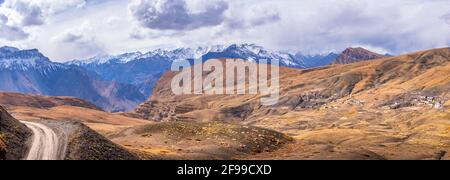 Vogelperspektive auf das Dorf Hikkim, berühmt für das höchste Postamt der Welt, das sich im kalten Wüstental von Spiti auf 4400 m höhe i befindet Stockfoto