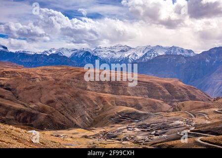 Vogelperspektive auf das Dorf Hikkim, berühmt für das höchste Postamt der Welt, das sich im kalten Wüstental von Spiti auf 4400 m höhe i befindet Stockfoto