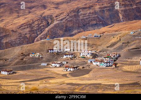 Panoramablick auf das Dorf Langza im kalten Wüstental Spiti im Himalaya von Himachal Pradesh, Indien. Es ist berühmt für Fossilien von marinen und Stockfoto