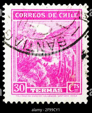 MOSKAU, RUSSLAND - 4. NOVEMBER 2019: In Chile gedruckte Briefmarke zeigt Mineralbäder, Country Views Serie, 30 c - chilenisches Centavo, um 1942 Stockfoto