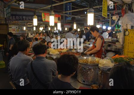 Street Food Stände oder Meokjagolmok ("Food Gasse") auf dem riesigen und historischen Gwangjang Markt in Jongno-gu, Seoul, Südkorea. Stockfoto