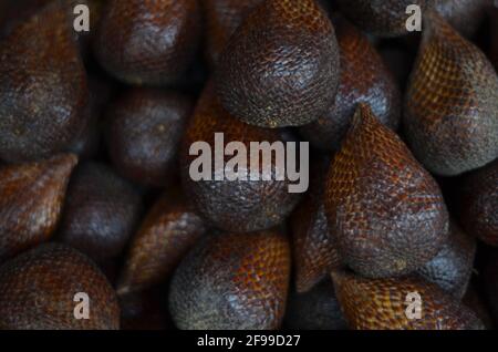 Eine Sammlung von reifen Zalacca-Früchten, die auf dem Markt zu sehen sind. Stockfoto