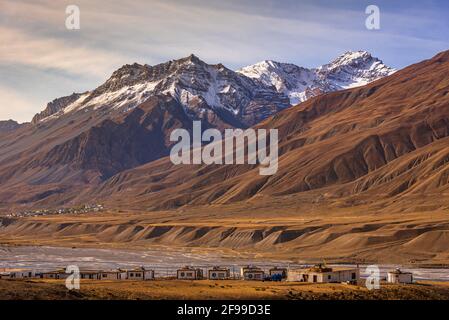 Panoramalandschaft des Spiti-Flusstals und schneebedeckter Berge bei Sonnenaufgang in der Nähe der Stadt Kaza in Lahaul und im Spiti-Distrikt von Himachal Pradesh, in Stockfoto