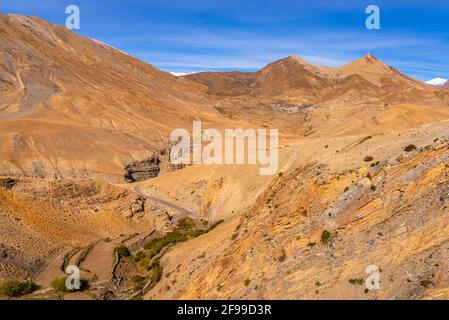 Wunderschöne Landschaft des Spiti-Tals in der Region Lahaul Spiti, die durch Serpentinenstraßen im Himalaya in Himachal Pradesh, Indien, fährt. Stockfoto