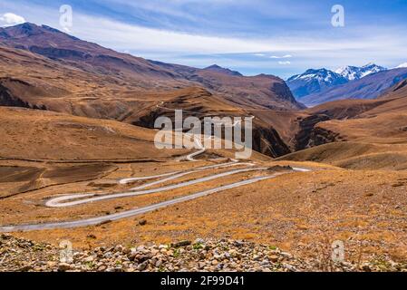 Wunderschöne Landschaft des Spiti-Tals in der Region Lahaul Spiti, die durch Serpentinenstraßen im Himalaya in Himachal Pradesh, Indien, fährt. Stockfoto