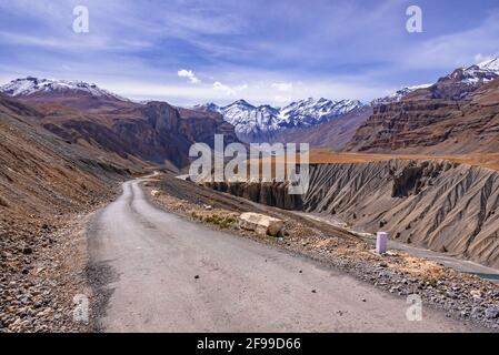 Blick von der hügeligen Bergstraße, die zum Chandrataal Lake führt In der kalten Wüste von Spiti ist die geologische Landform der Schlucht erodiert Tal wegen Stockfoto