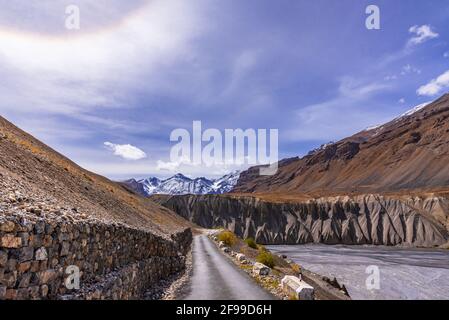 Blick von der hügeligen Bergstraße, die zum Chandrataal Lake führt In der kalten Wüste von Spiti ist die geologische Landform der Schlucht erodiert Tal wegen Stockfoto