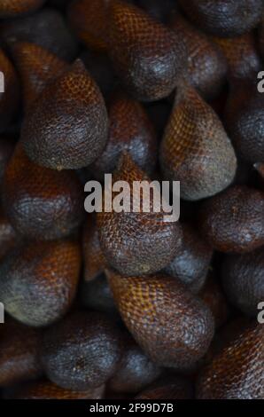 Eine Sammlung von reifen Zalacca-Früchten, die auf dem Markt zu sehen sind. Stockfoto